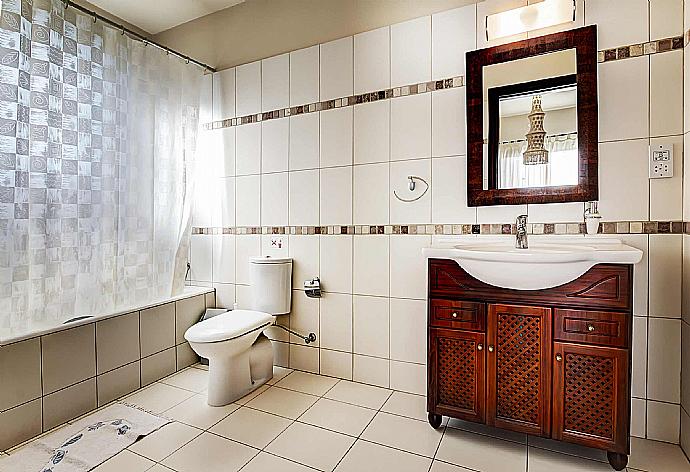 Bathroom  . - Villa Niki . (Galerie de photos) }}