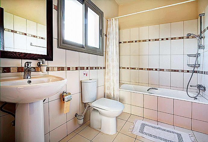 Bathroom . - Villa Niki . (Photo Gallery) }}