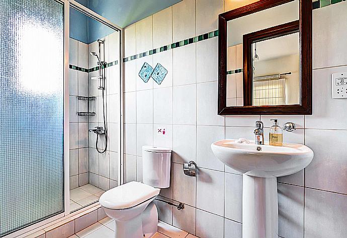 Bathroom . - Villa Niki . (Galerie de photos) }}