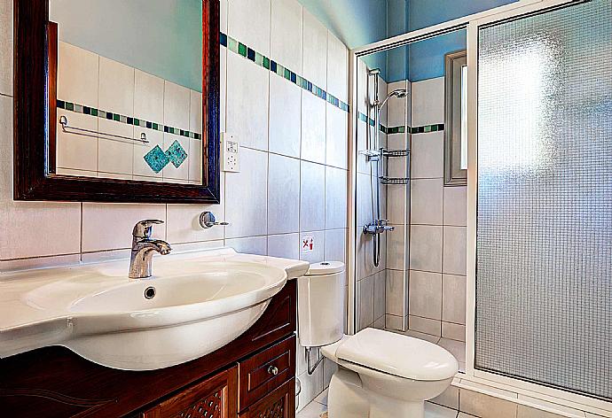 Bathroom  . - Villa Niki . (Galerie de photos) }}