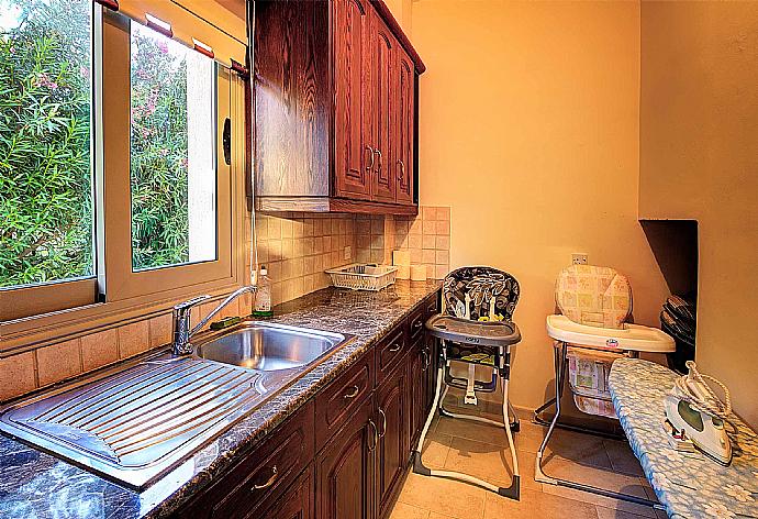 Kitchen with baby cot  . - Villa Niki . (Galería de imágenes) }}