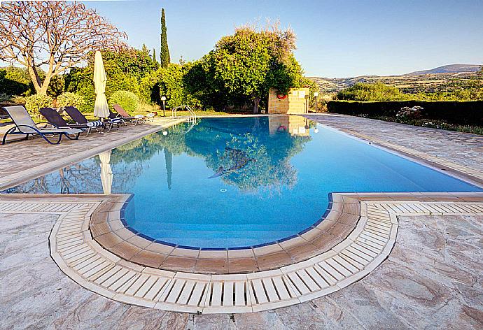 Private pool and sunbeds  . - Villa Niki . (Galerie de photos) }}