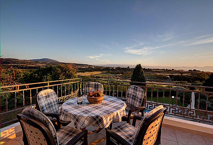 Sheltered terrace area . - Villa Niki . (Galerie de photos) }}