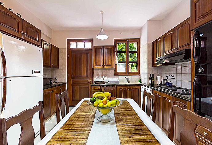 Dining area with kitchen . - Villa Irene Palace . (Galerie de photos) }}