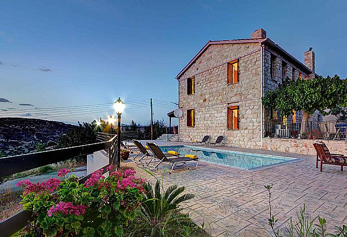 Night view . - Villa Irene Palace . (Photo Gallery) }}