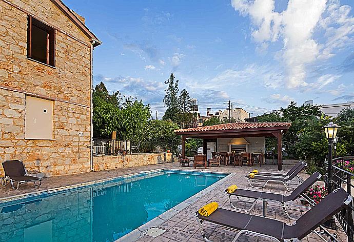 Private pool and terrace and sunbeds . - Villa Irene Palace . (Galería de imágenes) }}