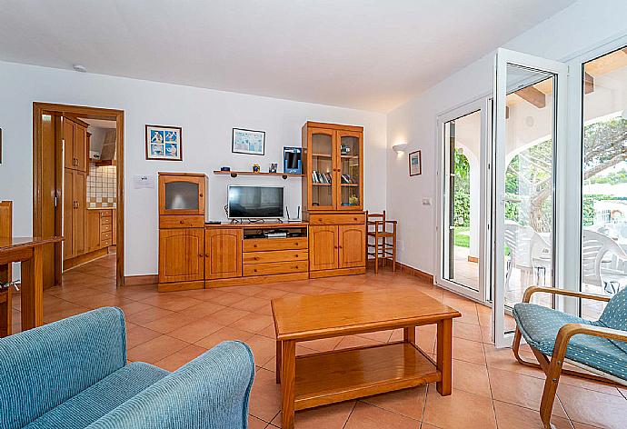 Living room with terrace access . - Villa Kandela . (Fotogalerie) }}