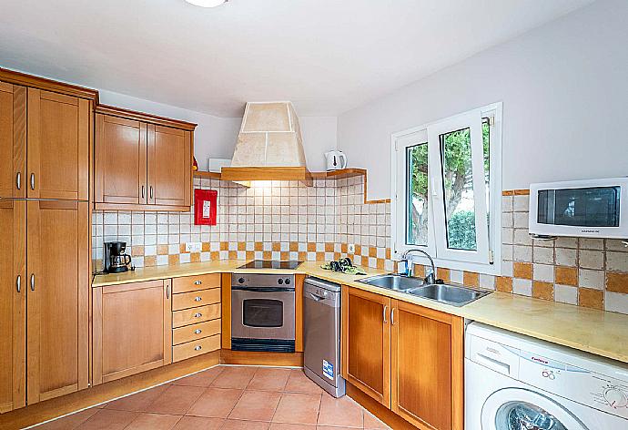 Equipped open plan kitchen  . - Villa Kandela . (Fotogalerie) }}