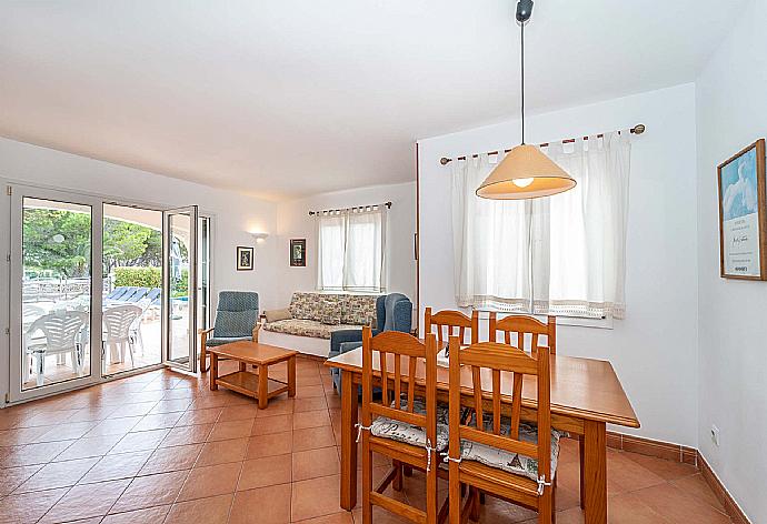 Living room with terrace access . - Villa Kandela . (Galería de imágenes) }}