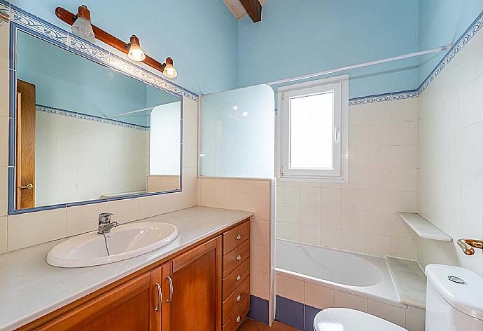 Bathroom with bath . - Villa Kandela . (Photo Gallery) }}