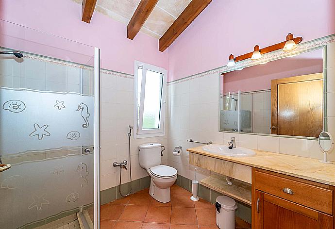 Bathroom with bath . - Villa Kandela . (Fotogalerie) }}