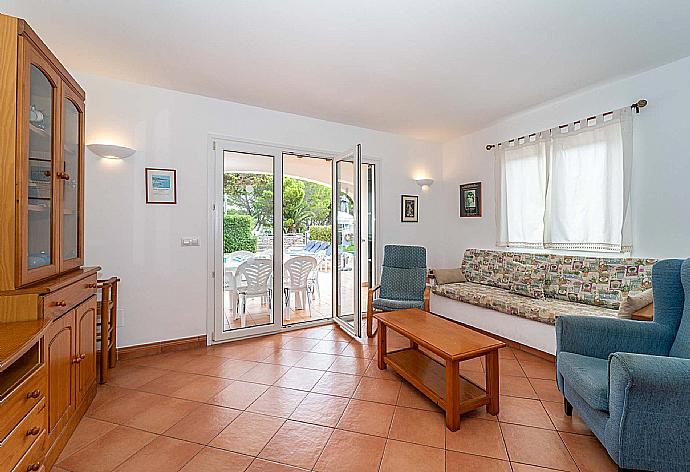 Living room with terrace access . - Villa Kandela . (Galería de imágenes) }}