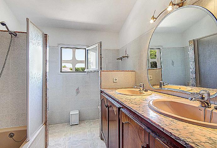 Bathroom with bath . - Villa Alberto . (Photo Gallery) }}