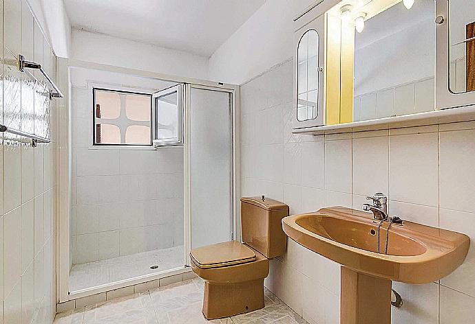 Bathroom with bath . - Villa Alberto . (Fotogalerie) }}
