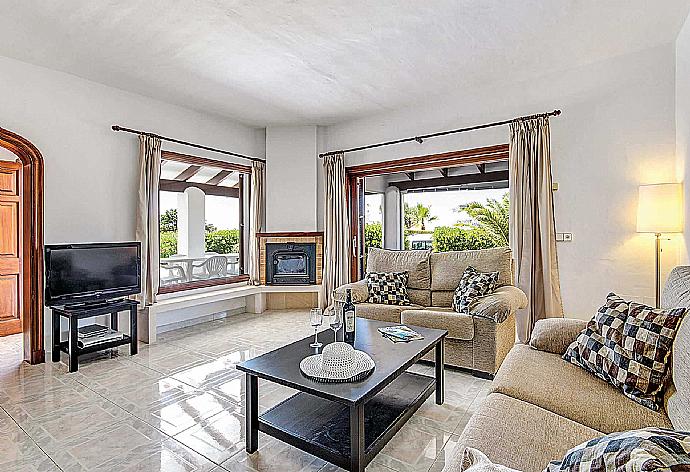 Living room with WiFi, TV, DVD player and terrace access. . - Villa Alberto . (Galerie de photos) }}