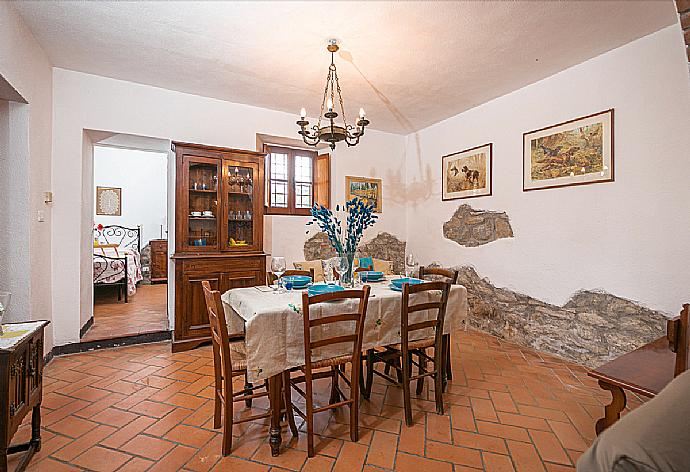 Dining area . - Villa Mealli . (Fotogalerie) }}