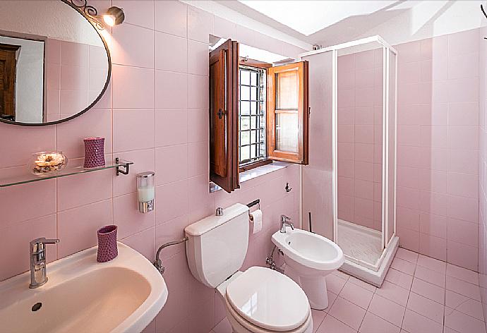 Bathroom with shower . - Villa Mealli . (Galería de imágenes) }}