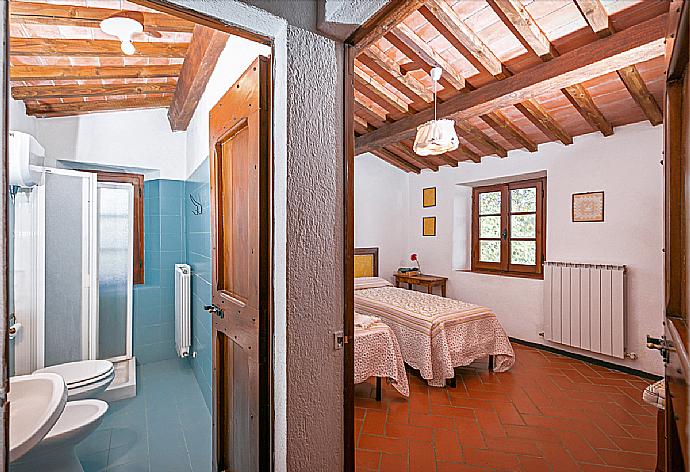 Bathroom with shower . - Villa Mealli . (Galería de imágenes) }}