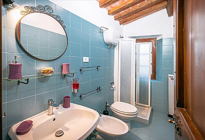 Bathroom with shower . - Villa Mealli . (Photo Gallery) }}