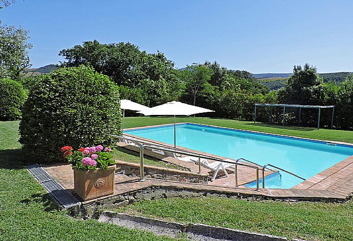 Terrace area and garden . - Villa Mealli . (Fotogalerie) }}