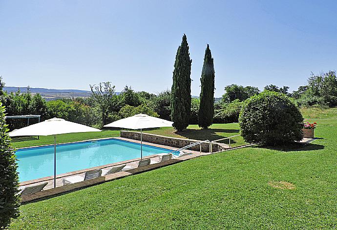 Terrace area and garden . - Villa Mealli . (Galerie de photos) }}