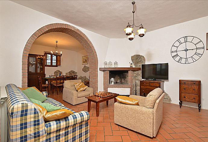 Open-plan living room with sofas, dining area, A/C, WiFi internet, satellite TV, and pool terrace access . - Villa Mealli . (Fotogalerie) }}