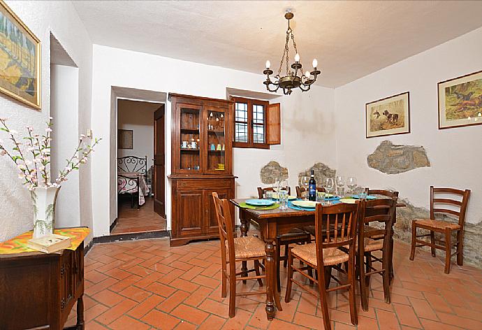 Dining area . - Villa Mealli . (Photo Gallery) }}