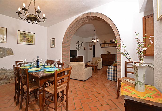 Dining area . - Villa Mealli . (Fotogalerie) }}