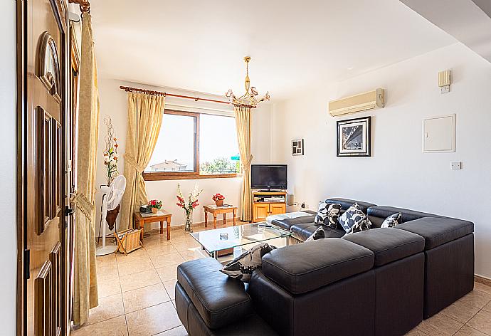 Open-plan living room with sofas, dining area, kitchen, A/C, WiFi internet, satellite TV and DVD player . - Villa Ellada 2 . (Galleria fotografica) }}