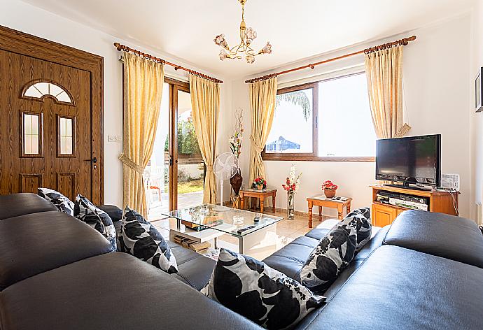 Open-plan living room with sofas, dining area, kitchen, A/C, WiFi internet, satellite TV and DVD player . - Villa Ellada 2 . (Fotogalerie) }}