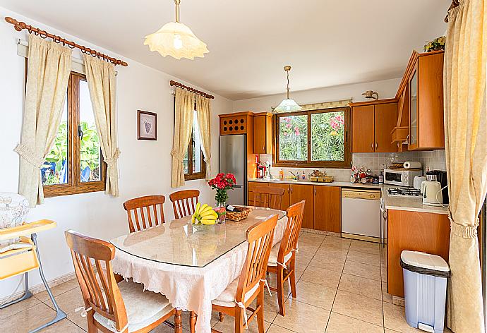 Open-plan living room with sofas, dining area, equipped kitchen, A/C, WiFi internet, satellite TV and DVD player . - Villa Ellada 2 . (Fotogalerie) }}