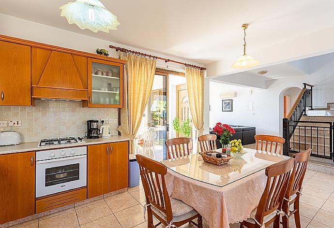 Open-plan living room with sofas, dining area, kitchen, A/C, WiFi internet, satellite TV and DVD player . - Villa Ellada 2 . (Fotogalerie) }}