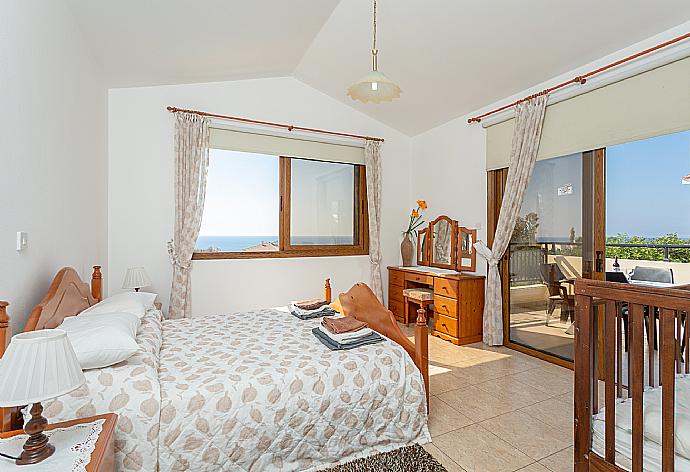 Double bedroom with en suite bathroom, A/C, and upper terrace access with sea views . - Villa Ellada 2 . (Галерея фотографий) }}