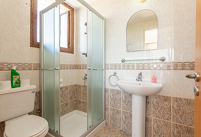 En suite bathroom with shower . - Villa Ellada 2 . (Fotogalerie) }}