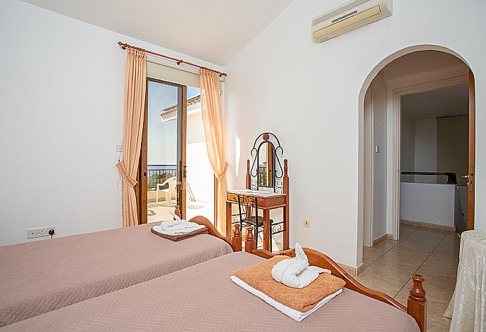 Twin bedroom with en suite bathroom, A/C, and upper terrace access with sea views . - Villa Ellada 2 . (Fotogalerie) }}