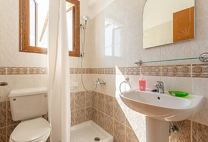 En suite bathroom with shower . - Villa Ellada 2 . (Photo Gallery) }}