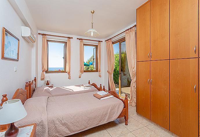 Twin bedroom with en suite bathroom, A/C, and sea views . - Villa Ellada 2 . (Fotogalerie) }}