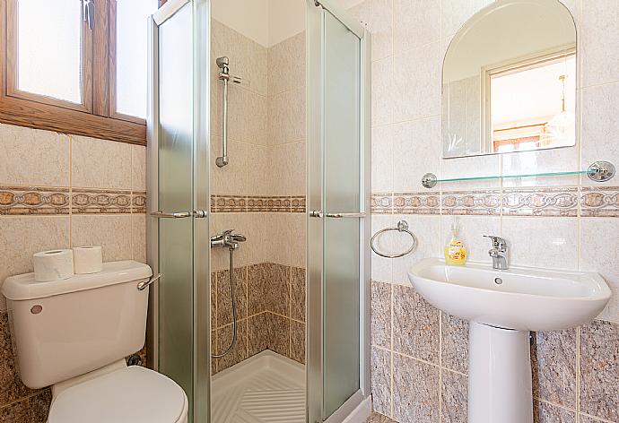 En suite bathroom with shower . - Villa Ellada 2 . (Galerie de photos) }}