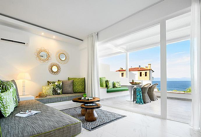 Living room with sofas, dining area, A/C, WiFi internet, satellite TV, and terrace access with sea views . - Junior Suite I . (Galleria fotografica) }}