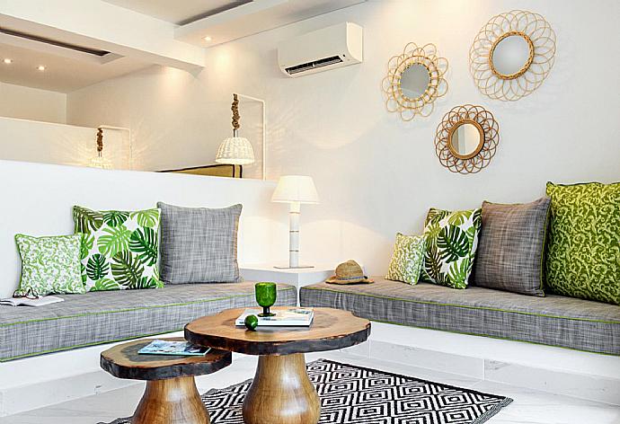 Living room with sofas, dining area, A/C, WiFi internet, satellite TV, and terrace access with sea views . - Junior Suite I . (Galería de imágenes) }}