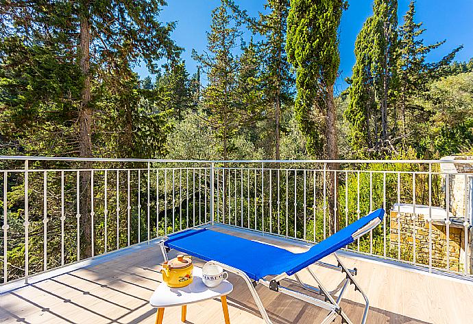 Terrace area with woodland views . - Villa Alexandros . (Galería de imágenes) }}