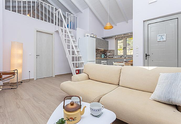 Open-plan living room with sofa, dining area, kitchen, mezzanine, A/C, WiFi internet, and satellite TV . - Villa Alexandros . (Fotogalerie) }}