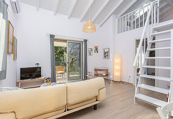 Open-plan living room with sofa, dining area, kitchen, mezzanine, A/C, WiFi internet, and satellite TV . - Villa Alexandros . (Galerie de photos) }}