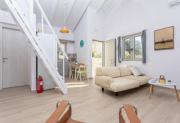 Open-plan living room with sofa, dining area, kitchen, mezzanine, A/C, WiFi internet, and satellite TV . - Villa Alexandros . (Galerie de photos) }}