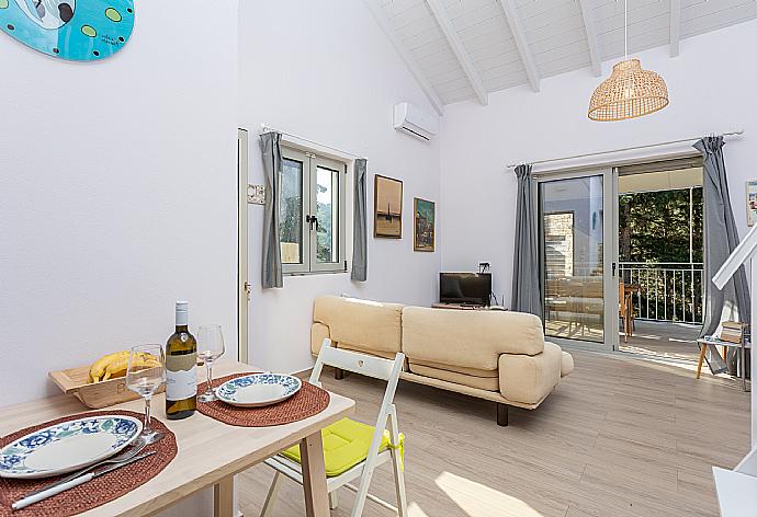 Open-plan living room with sofa, dining area, kitchen, mezzanine, A/C, WiFi internet, and satellite TV . - Villa Alexandros . (Galleria fotografica) }}