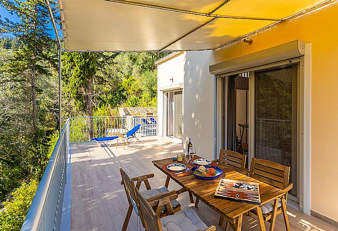 Sheltered terrace area with woodland views . - Villa Alexandros . (Fotogalerie) }}