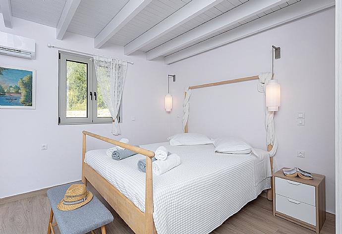 Double bedroom with A/C . - Villa Alexandros . (Galerie de photos) }}
