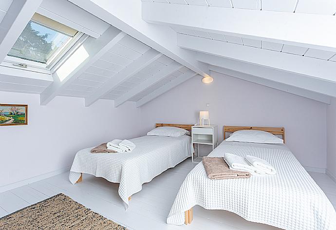 Twin bedroom on mezzanine . - Villa Alexandros . (Galleria fotografica) }}