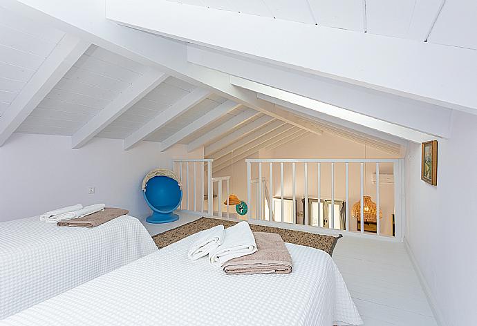 Twin bedroom on mezzanine . - Villa Alexandros . (Galería de imágenes) }}