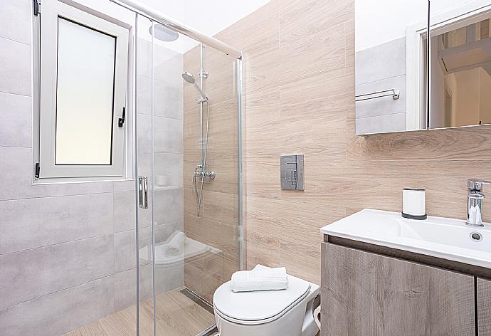 Family bathroom with shower . - Villa Alexandros . (Fotogalerie) }}